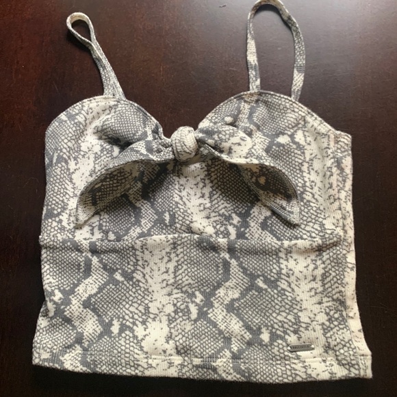 NWOT HOLLISTER SNAKESKIN TIE CROP TOP - Picture 5 of 10
